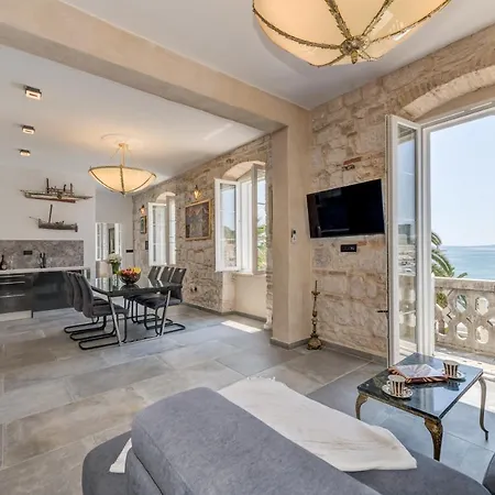 Grand Promenade - Tale Of The Sea Daire Split