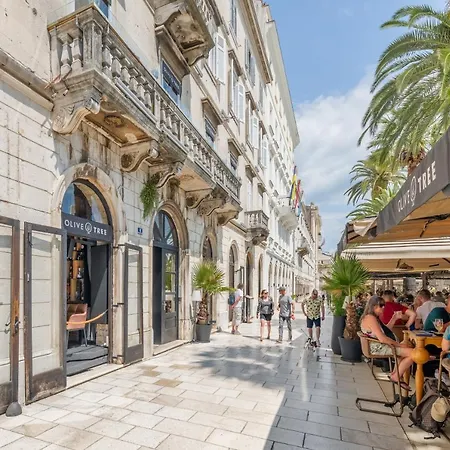Grand Promenade - Tale Of The Sea Daire Split